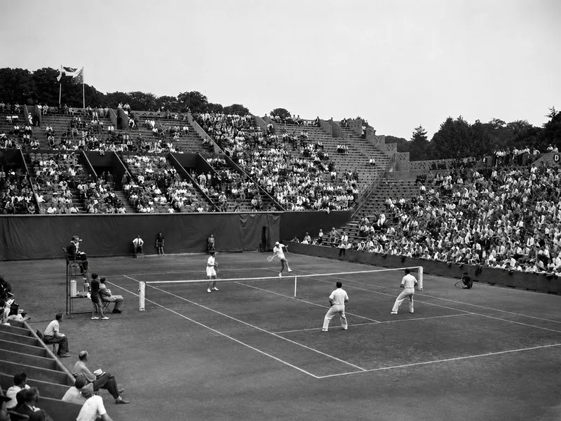 Roland-Garros là Grand Slam lâu đời tại Paris, nổi bật với mặt sân đất nện đỏ và lịch sử giàu truyền thống.
