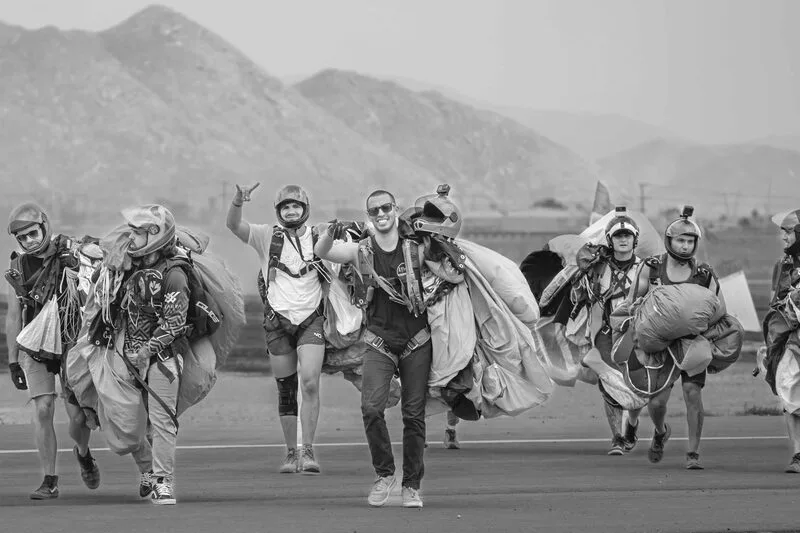Từ những thử nghiệm dù đầu tiên cuối thế kỷ XVIII, skydiving dần phát triển thành môn thể thao hàng không quốc tế.