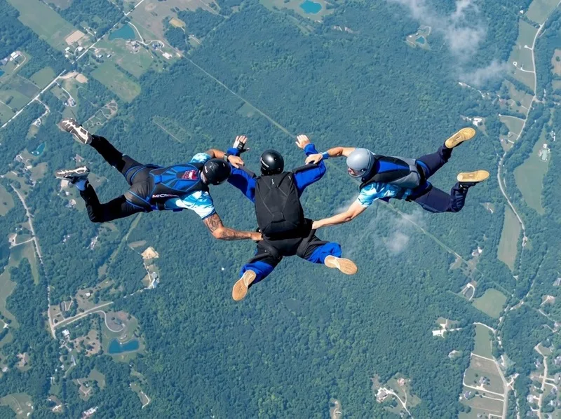 Tandem, AFF và Static Line là những hình thức phổ biến dành cho người mới và người học nhảy dù độc lập.