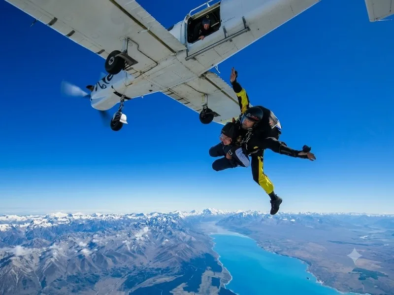Skydiving là hoạt động nhảy khỏi máy bay, trải qua giai đoạn rơi tự do trước khi mở dù và hạ cánh.