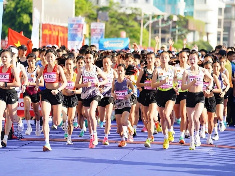 Hành trình chinh phục full marathon mang lại cảm giác vượt giới hạn và sự gắn kết đặc biệt trong cộng đồng chạy bộ.