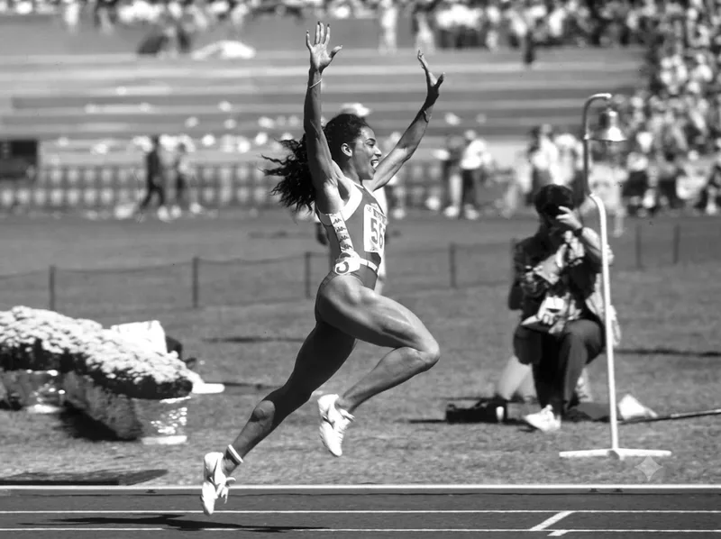 Florence Griffith-Joyner vẫn giữ kỷ lục 100m nữ 10,49 giây được thiết lập năm 1988.