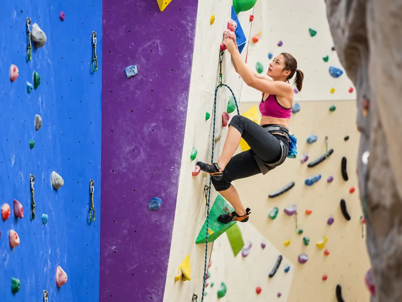 Kỹ thuật đặt chân chính xác, giữ hông gần tường và sử dụng giày leo, harness cùng thiết bị belay đúng cách giúp người mới leo hiệu quả hơn.