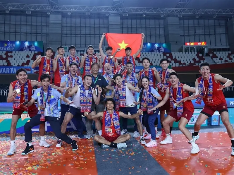 Tuyển bóng chuyền nam Việt Nam lần đầu vô địch một chặng SEA V Cup sau chiến thắng 3-2 trước Thái Lan tại Jakarta.