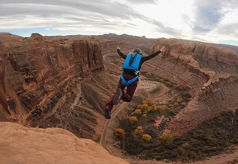 Hệ thống dù chuyên dụng được thiết kế riêng cho môn Base Jumping.