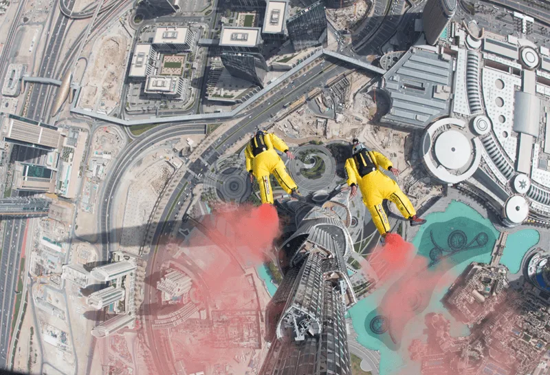 Trang phục wingsuit hỗ trợ tăng khả năng kiểm soát hướng bay.
