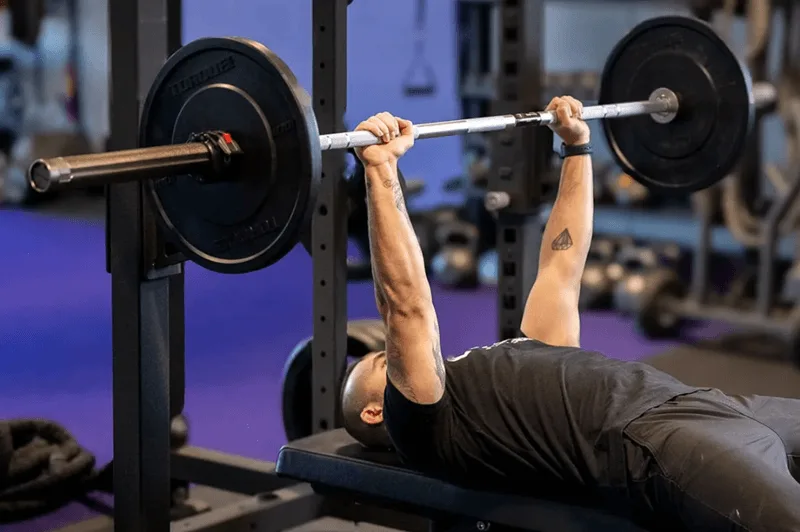 Thiết lập điểm tựa bả vai vững chắc và giữ cổ tay thẳng hàng khi cầm thanh tạ.