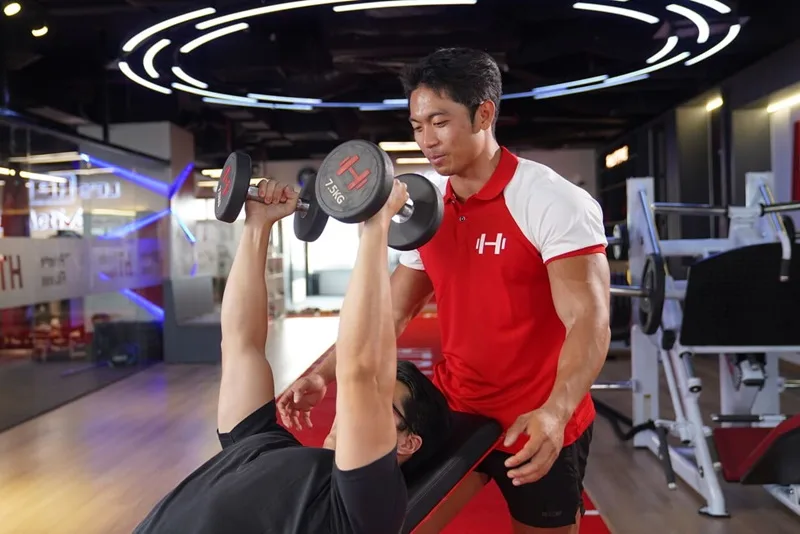 Đa dạng hóa buổi tập ngực với các biến thể Bench Press dùng ghế nghiêng hoặc tạ đơn.