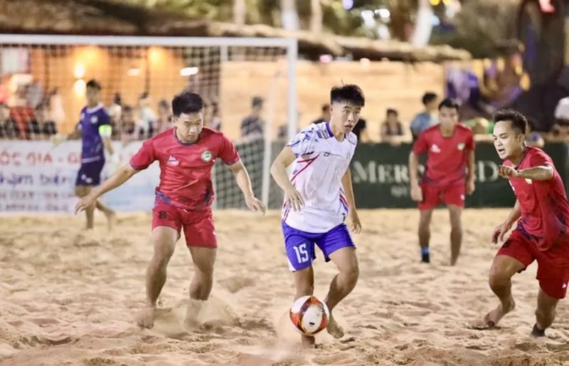 Sân thi đấu 5 người có diện tích vừa phải đòi hỏi khả năng phản xạ và sự phối hợp linh hoạt.