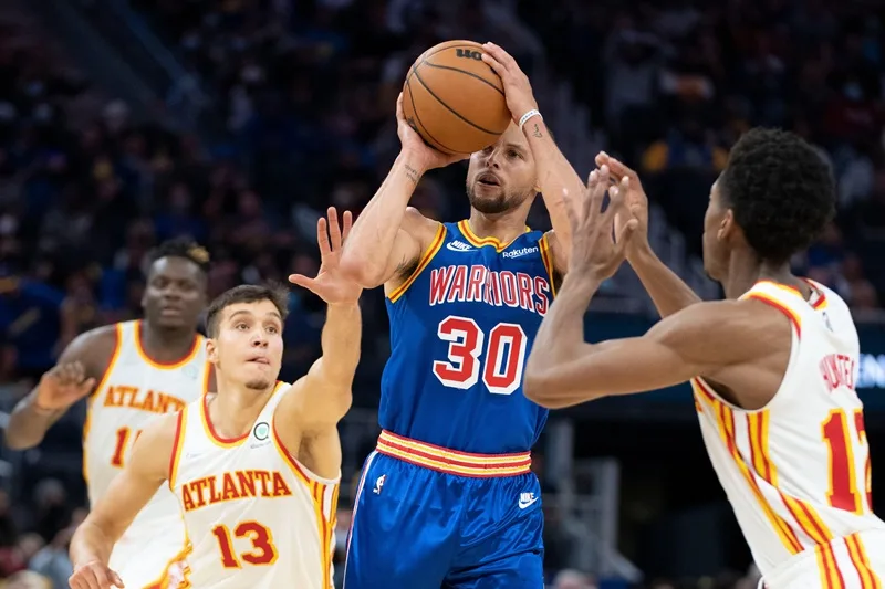 Cú ném 3 điểm quyết định của Irving vào lưới Stephen Curry tại Game 7 NBA Finals 2016.