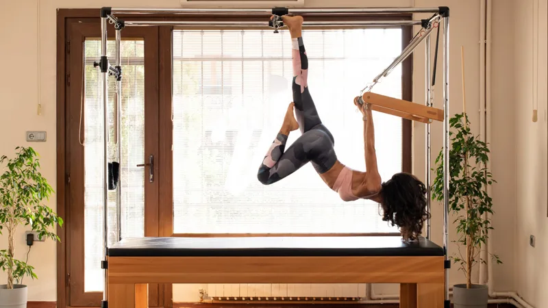 Các bài tập Pilates tập trung kích thích vùng cơ lõi (core), hỗ trợ giữ thăng bằng và ổn định cột sống.