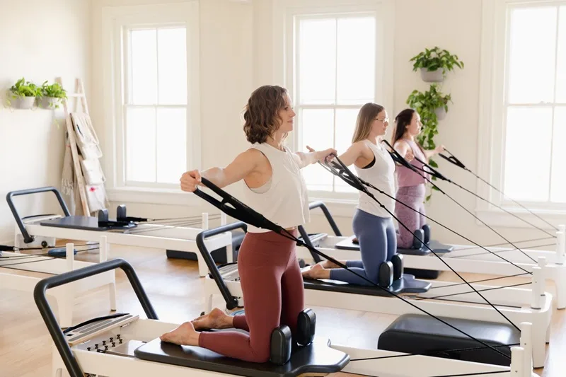 Rèn luyện với máy Reformer giúp tối ưu hóa chuyển động và linh hoạt điều chỉnh lực cản theo thể trạng.