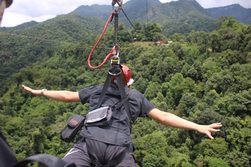 Trượt zipline mang lại cảm giác phấn khích khi lướt qua những cánh rừng từ trên cao.