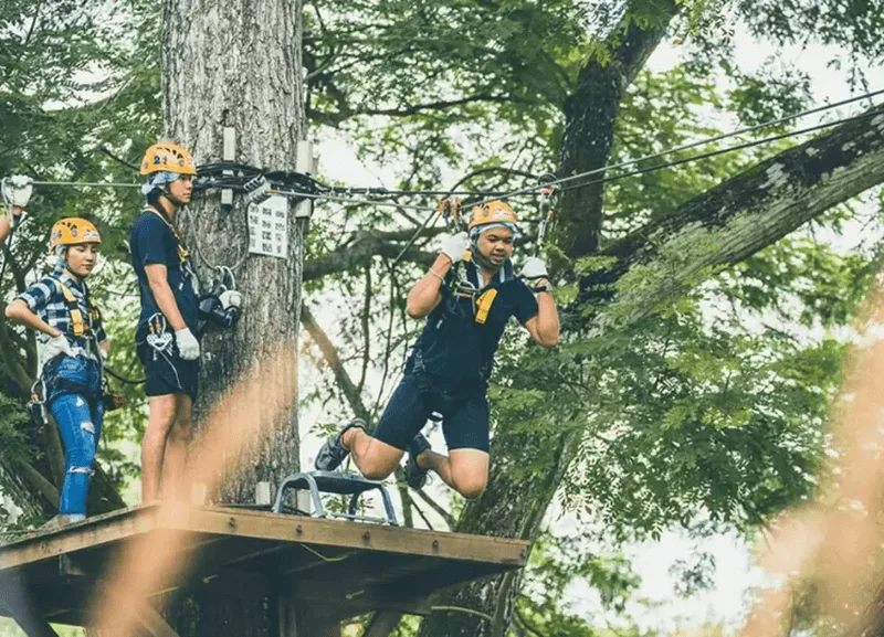 Tuyến zipline vượt mặt nước mở ra tầm nhìn thoáng đãng và trải nghiệm mới lạ.