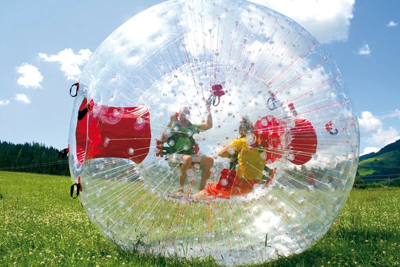 Zorbing – trải nghiệm lăn bóng khổng lồ đầy kịch tính thu hút những người yêu thích mạo hiểm.